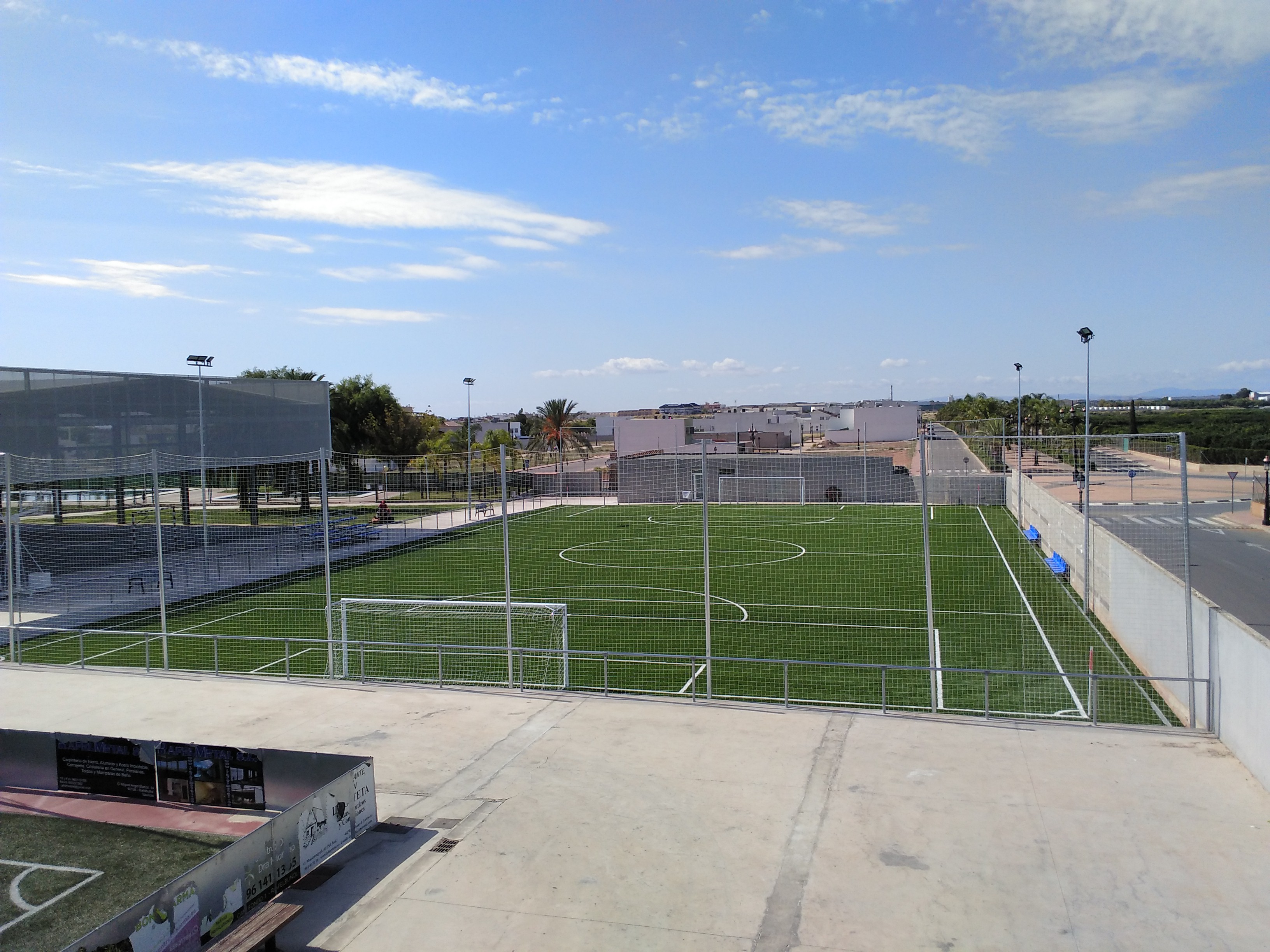 Campo de fútbol 7 y urbanización exterior en el polideportivo 